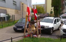 Dzwon smoleński stanął na osiedlowym chodniku i... "żąda prawdy"