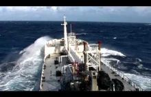 Autentyczne nagranie tankowca podczas sztormu na Oceanie...