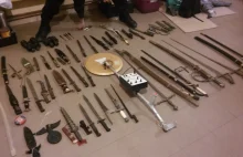 Karabiny, bagnety i miecze znalezione na strychu (zdjęcia)