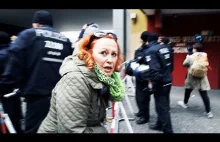 Antifa atakuje niemieckie kobiety protestujące przeciwko gwałtom.