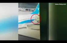 Stewardessa wpadła do szczeliny między schodami a samolotem
