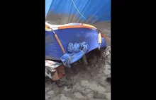 Pijana nastolatka sra w namiocie, tarza się w błocie i własnym gównie