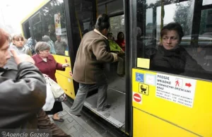 Kierowca wyrzucił pijanych nastolatków z autobusu. Dostał owację.