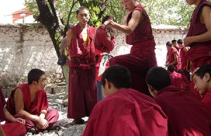 Buddyjscy mnisi przyłapani na grze w pokera na wysokich stawkach.