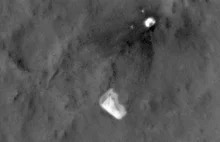 Porzucony spadochron Curiosity targany marsjańskim wiatrem