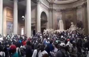 Setki muzulmanów wtargnelo zaatakowało paryski Pantheon...