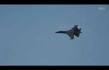 Efektowny manewr akrobacyjny rosyjskiego pilota myśliwca Su-35 - МАКС 2017