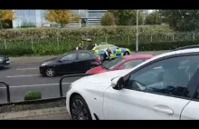 Brytyjska policja usiłuje zatrzymać samochód... robi się spory bałagan na ulicy.