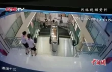 Kobieta wciągnięta przez ruchome schody