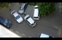 Dwie kobiety próbują zaparkować swoje auta