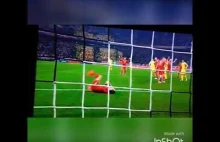 Robert Lewandowski trafiony petardą podczas meczu Polska - Rumunia