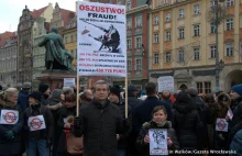 Protest "frankowiczów" na wrocławskim Rynku: Państwo powinno nam pomóc...