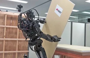 Humanoidalny robot, który wykonuje prace budowlane