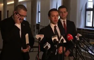 Podczas konferencji Braun dzwoni do ABW i zawiadamiania służby ws....