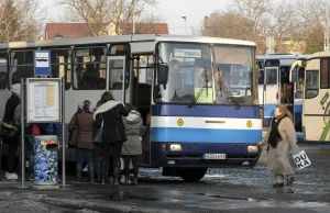 Przez zakaz handlu w niedziele kasują autobusy. "Brak rentowności połączeń"