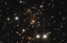 Hubble obserwuje tuzin obrazów jednej galaktyki