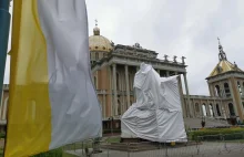 Pomnik papieża z ks. Makulskim przed bazyliką w Licheniu zasłonięty