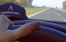 Różowy pasek wyprzedza przy prędkości 180 km/h trzymając w ręku telefon