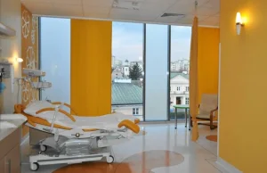 Położna w trakcie porodu: Podpisz darowiznę na szpital