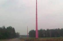 Słupy linii wysokiego napięcia w kolorze różowym