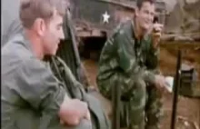 Żołnierze w Wietnamie palą marihuanę ze strzelby