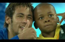 Neymar przejmuje od ochrony małego fana na meczu RPA - Brazylia