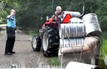 Redneck jedzie na imprezę - ciągnie beczki z piwem na kanapie