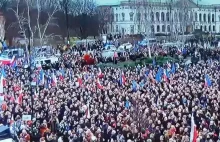 Cały marsz w togach śpiewa hymn "jednym" głosem.