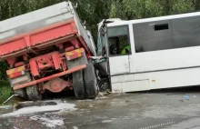 Bus przewożący dzieci wjechał w TIRa! 29 osób rannych, w akcji śmigłowce [WIDEO]