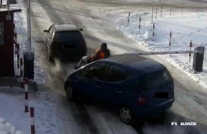 Furiat na drodze! Kierowca potrącił parkingowego, bo nie chciał zapłacić