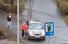 Kobieta zdewastowała własny samochód młotkiem. Bo miała problemy w związku