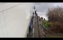 Rosyjska prasowanka. Kolejny zawalony most i koszmarny pech kierowcy.