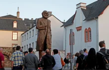Znak czasów: w USA usuwają pomnik katyński, a w Niemczech odsłaniają Marksa