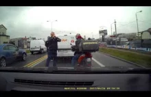 Dwóch kierowców zatrzymuje pijanego osobnika na skuterze