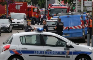 Francja: Nieznany sprawca ostrzelał policjantów i wziął zakładników