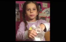 Dziewczynka pokazuje magiczną sztuczkę ze znikającą husteczką