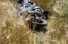 Uszkodzony motocykl ukryty w zbożu