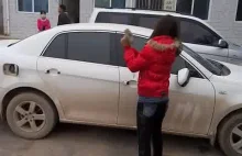 Zdradzana żona niszczy auto swojemu mężowi