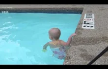 Świetnie pływający niemowlak