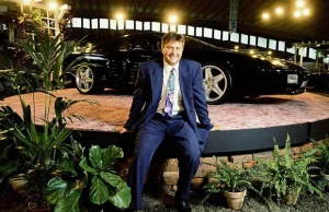 Na zdjęciu: killer Ryszard Bogucki w 1993r w pierwszym w Polsce salonie Ferrari