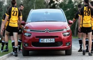 Wsadzili siedmiu rugbystów do 7-osobowego Citroena