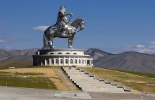 Monumentalny pomnik Czyngis-chana na stepach mongolskich.