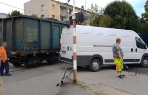 Pociąg wjechał w dostawczaka w centrum Opola. Kierowca: "Mógł się zatrzymać" XD