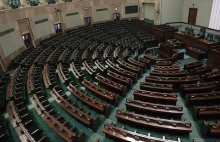 Sejm uchwalił ustawę rolną wstrzymującą sprzedaż państwowej ziemi.