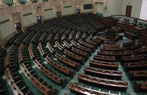 Sejm uchwalił ustawę rolną wstrzymującą sprzedaż państwowej ziemi.