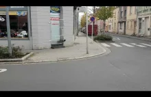 Kot uciekający przed szczurem na ulicy