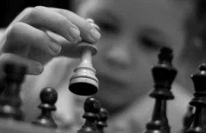 Interesujący artykuł, w którym opisane są korzyści płynące z gry w szachy. [ANG]