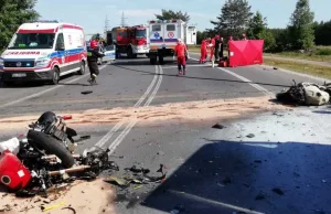 Czołowe zderzenie motocykli na łuku drogi. Obaj motocykliści zginęli.