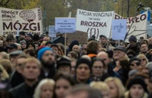"Czarny protest" w Warszawie, doszło do przepychanek. Zbierano podpisów...