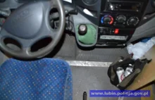 Brak słów!Kierowca miejskiego autobusu z 3 promilami.Przy fotelu puszki z piwem!